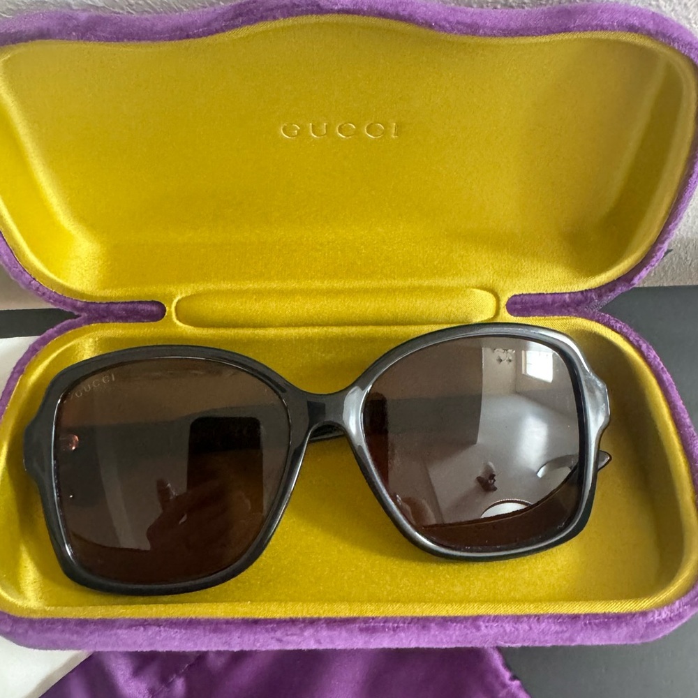 Authentic Gucci sunglasses in good pre-loved condition DOZMR66410